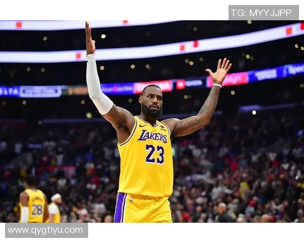 詹姆斯媒体日感慨湖人冠军旗帜展现辉煌历史与荣耀时刻