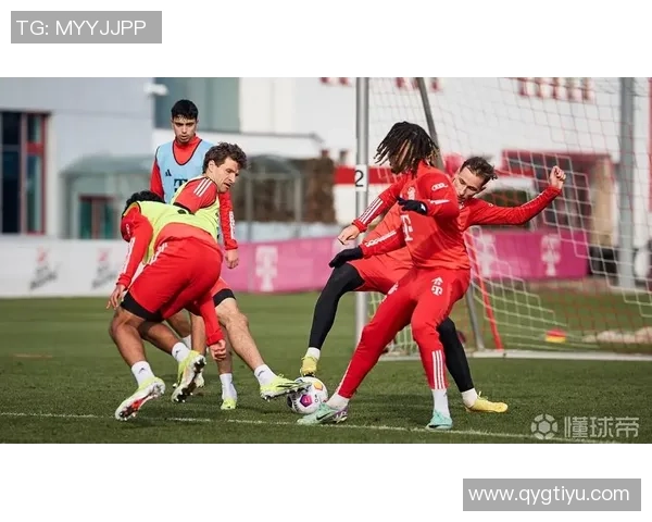 阿方索戴维斯与伊藤洋辉亮相拜仁今日训练场景